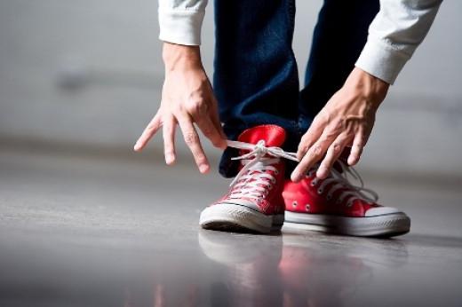 Hvor vakkert det er å knytte snørebånd på sneakers: stilige og uvanlige muligheter