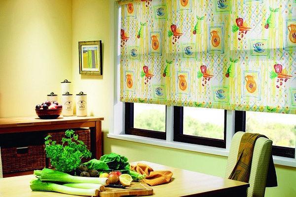 Velge gardiner til kjøkkenet: Romersk persienner - det perfekte alternativet
