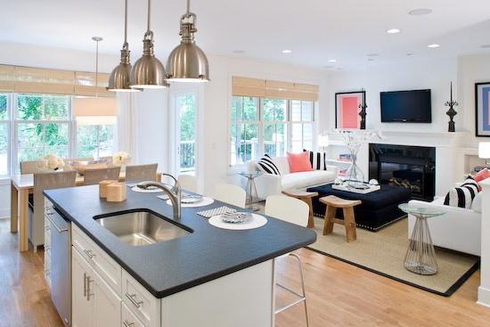 Interiør av stue kombinert med kjøkken: populær designløsning