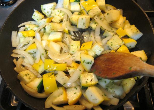 Vegetabilsk saute med eggplanter og courgette. Vegetabilsk saute i ovnen