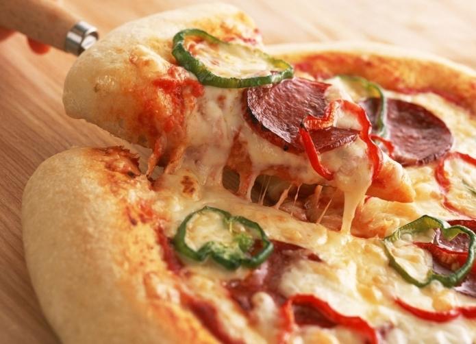 Pizza enkel: oppskrift og matlaging hemmeligheter