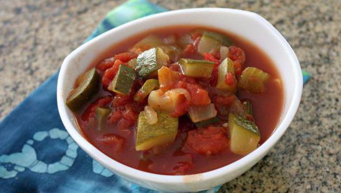 Ragout fra courgette, gulrøtter og tomater. Oppskrifter av grønnsakspott