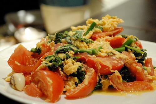 Stekt tomater med egg: matlaging oppskrifter