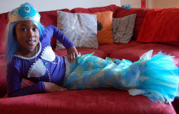 Mermaid kostyme med egne hender fra improviserte materialer