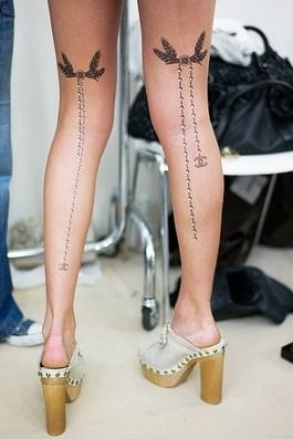 kvinners tatovering på føttene