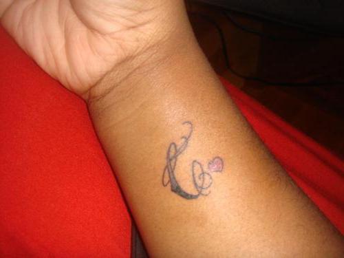 Hva kan bety en tatovering med bokstaven "C"