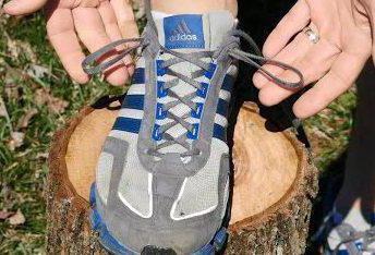 Hvordan knytte skosler slik at de ikke løsner seg mens de går og går?