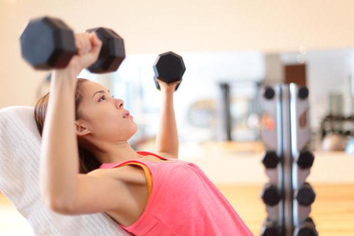 hevder hendene med dumbbells ligger